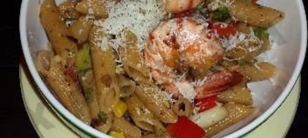 Цельнозерновые макароны с креветками и брокколи