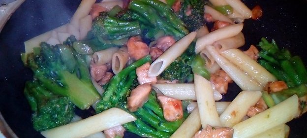 Паста с курицей и брокколи в устричном соусе