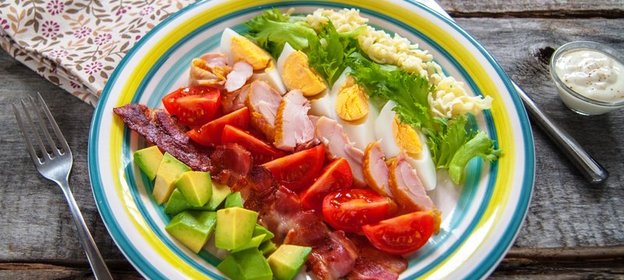 Кобб с копченой курицей