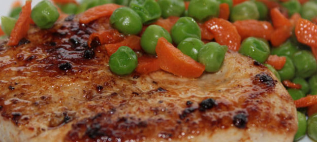 Филе индейки с гарниром из горошка и моркови