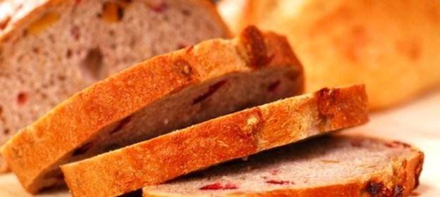 Клубничный хлеб с орехами