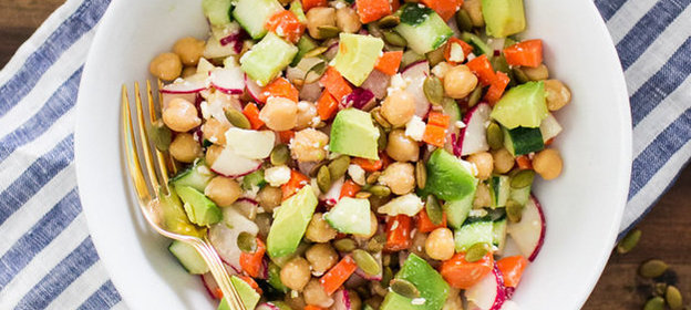 Салат с нутом, авокадо и тыквенными семечками