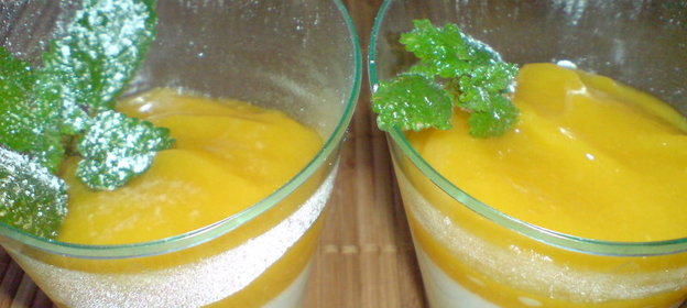 Кокосовая Панна Котта с манговым пюре