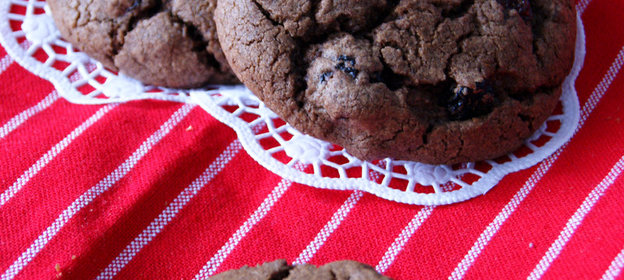 Проамериканское шоколадное печенье с изюмом и кардамоном