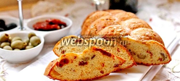 Закусочный кекс с вялеными томатами и оливками