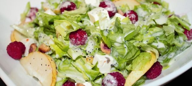 Зеленый салат с малиной и грушей