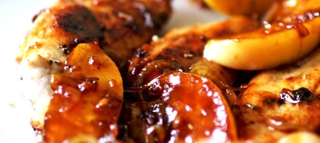 Куриная грудка с карамелизированными яблоками и луком