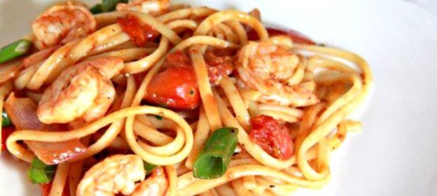 Паста с помидорами черри и креветками