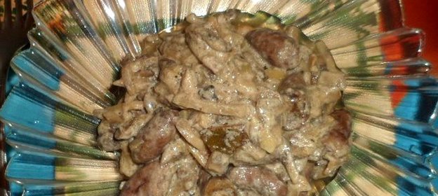 Куриные сердечки с грибами в сметане