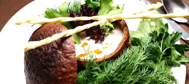 Холодный суп из редиса в черном хлебе