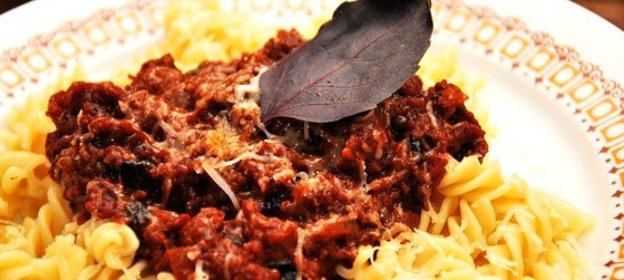 Летняя паста с соусом из томатов и базилика