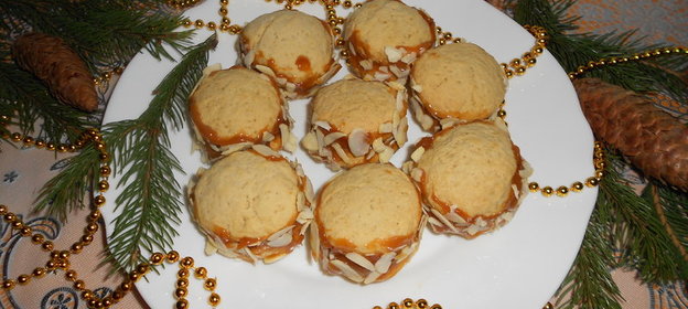 Домашнее печенье с вареной сгущенкой и миндальными лепестками