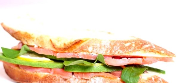 Сэндвич со слабосоленой семгой и авокадо