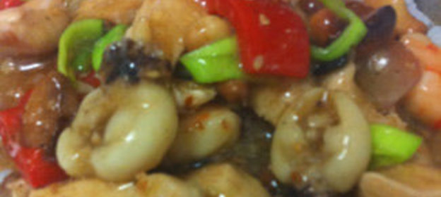 Жареный рис с овощами, курицей и морепродуктами