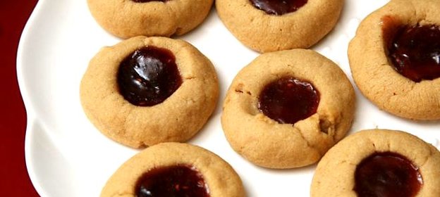 Печенье с вареньем и арахисом