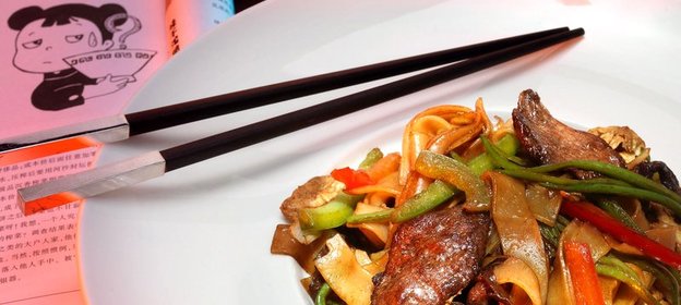 Широкая лапша с бараниной и лотосом