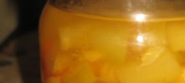 Яйца рубленые, под соусом из соленых огурцов