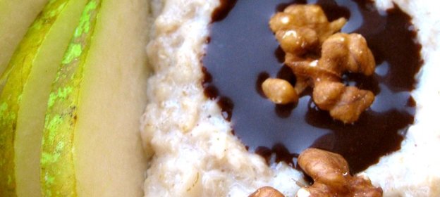 Овсяная каша с грушей, грецким орехом и острым шоколадным соусом