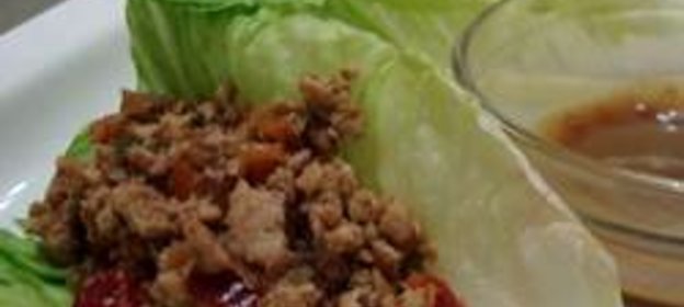 Курица с черешней, завернутая в лист салата