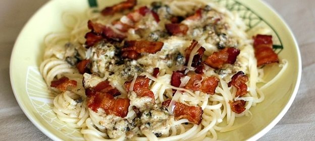 Спагетти с беконом и чесноком