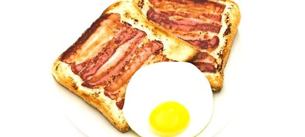 Жареная ветчина на ломтиках хлеба