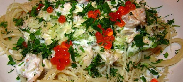 Спагетти с лососем и брокколи в сливочном соусе