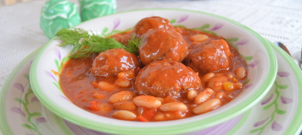 Фасоль лима с говяжьими фрикадельками в томатном соусе за 30 минут