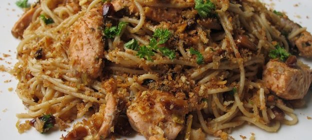 Спагетти с форелью, кедровыми орехами в хлебных крошках