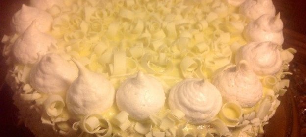 Торт из белого шоколада с безе