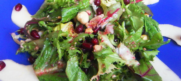 Салат с гранатом,грушей и фундуком