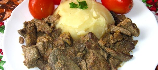 Печень свиная тушеная в сметане с чесноком