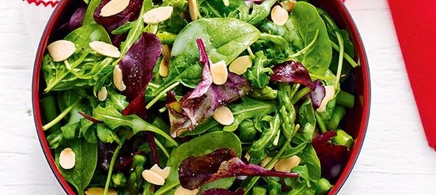 Свекольный салат со шпинатом и миндалем
