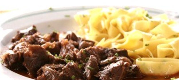 Говядина тушеная с макаронами