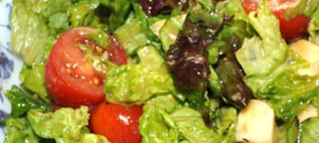 Салат красоты с помидорами черри, сыром и черным чесноком