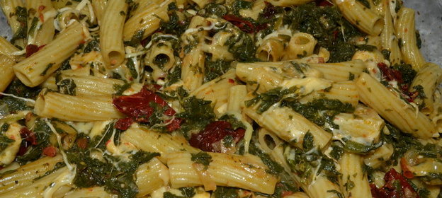 Макароны со шпинатом и вялеными помидорами