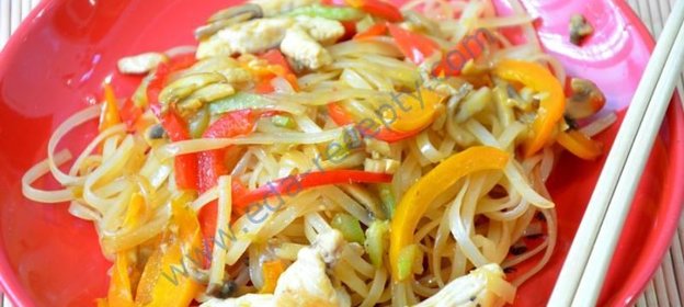 Рисовая лапша с курицей и овощами