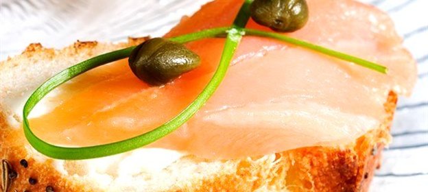 Копченый лосось с коньячно-тминным майонезом на тостах из французского хлеба