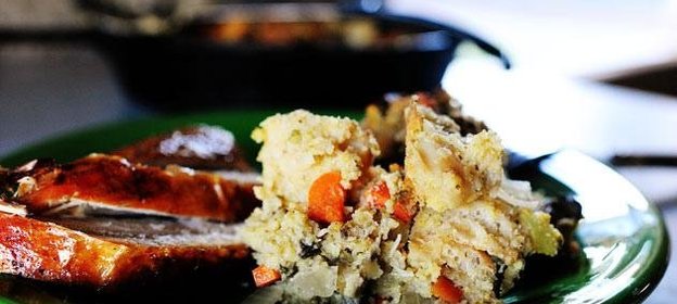 Жареный хлеб с устрицами и овощами