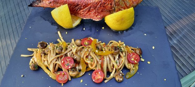 Барабулька, пшеничная лапша удон с овощами, с устричным соусом и фисташками