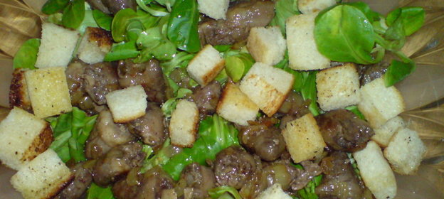 Салат из куриных сердечек,салата и чесночных крутонов