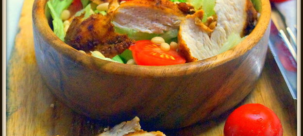 Сочная куриная грудка с пикантной корочкой. Хрустящий салат с куриной грудкой и орешками. Тест-драйв