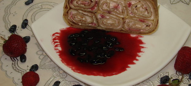 Блинная запеканка с творогом и клубникой с соусом из жимолости