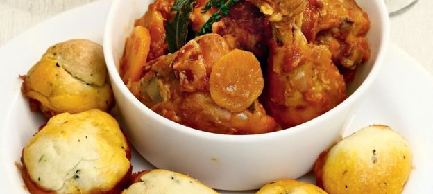 Жаркое из курицы с булочками