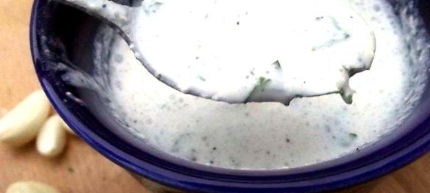 Чесночный соус со сметаной