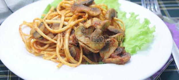 Спагетти с грибами в томатном соусе