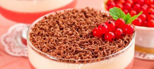 Десерт с красной смородиной