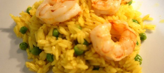 Рис карри с горошком и креветками