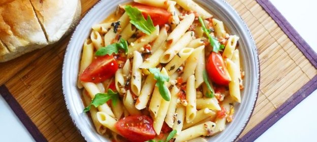 Паста с миндалем, черри и базиликом