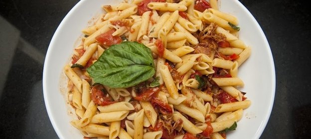 Паста с беконом и помидорами
