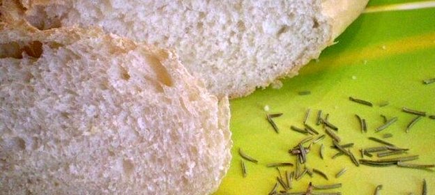 Хлеб с розмарином на оливковом масле